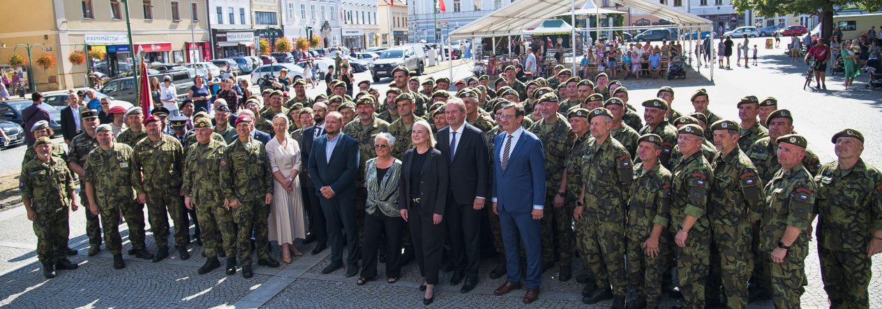 Pardubická pěší rota aktivní zálohy slaví 20 let. Ministryně vojáky ocenila