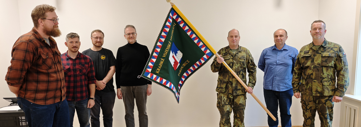 Slavnostní převzetí praporu KVV Pardubice od firmy Velebný & Fam