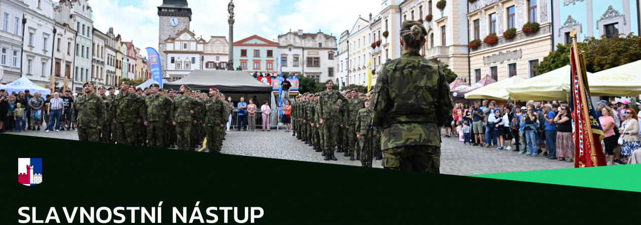 Slavnostní nástup na Pernštýnském náměstí: prapor, ocenění i podpora veřejnosti