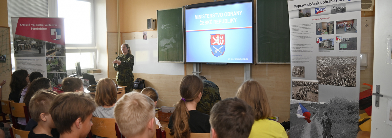 ojáci pro žáky připravili praktické ukázky výstroje a vybavení, základy zdravovědy, sebeobrany a bezpečné manipulace se zbraněmi.