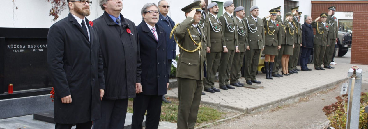 Zástupci státní správy při pietním shromáždění 