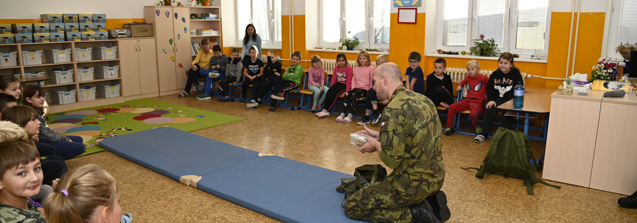 Dětem se vysvětluje, že k sebeobraně lze použít i předměty denní potřeby, které mají bězně u sebe, ať už se jedná o klíče, deštník, hřeben, lahev vody nebo použití batohu jako štítu