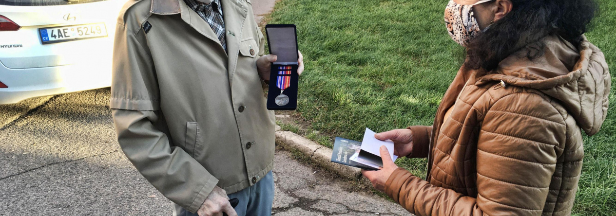 Předání pamětního odznaku k 75. výročí ukončení války v Evropě