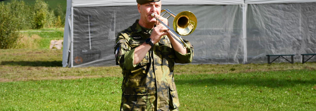 kapitán Cach zahrál po ukončení soutěže a uctění památky na čet. A. Hrada Večerku na trombón