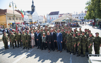 Pardubická pěší rota aktivní zálohy slaví 20 let. Ministryně vojáky ocenila