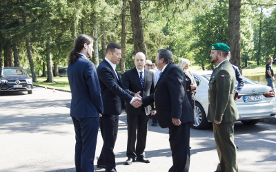 Vítání delegací na křižovatce v Památníku Ležáky společně se starostou obce Miřetice