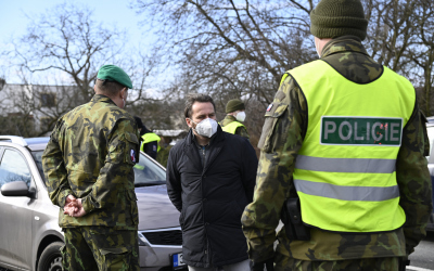 Poslanec Řehounek se seznamuje s činností smíšených hlídek policie a armády na stanovišti.