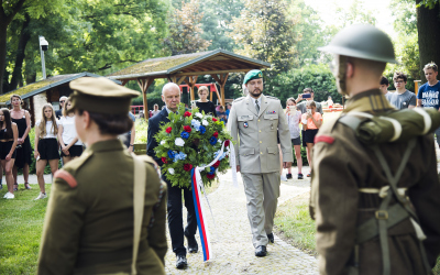 Položení pietních věnců k pomníku Jiřího Potůčka - za Krajské vojenské velitelství Pardubice uctil památku zástupce ředitele major Michael Hylák.