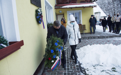 Vzhledem k aktuální epidemiologické situaci položili věnce zástupci města bez účasti veřejnosti