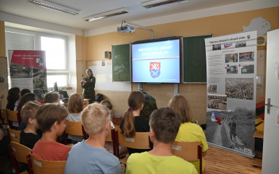 ojáci pro žáky připravili praktické ukázky výstroje a vybavení, základy zdravovědy, sebeobrany a bezpečné manipulace se zbraněmi.