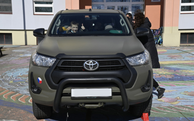 Dětem se líbila prohlídka nového terénního vozidla Toyota Hilux