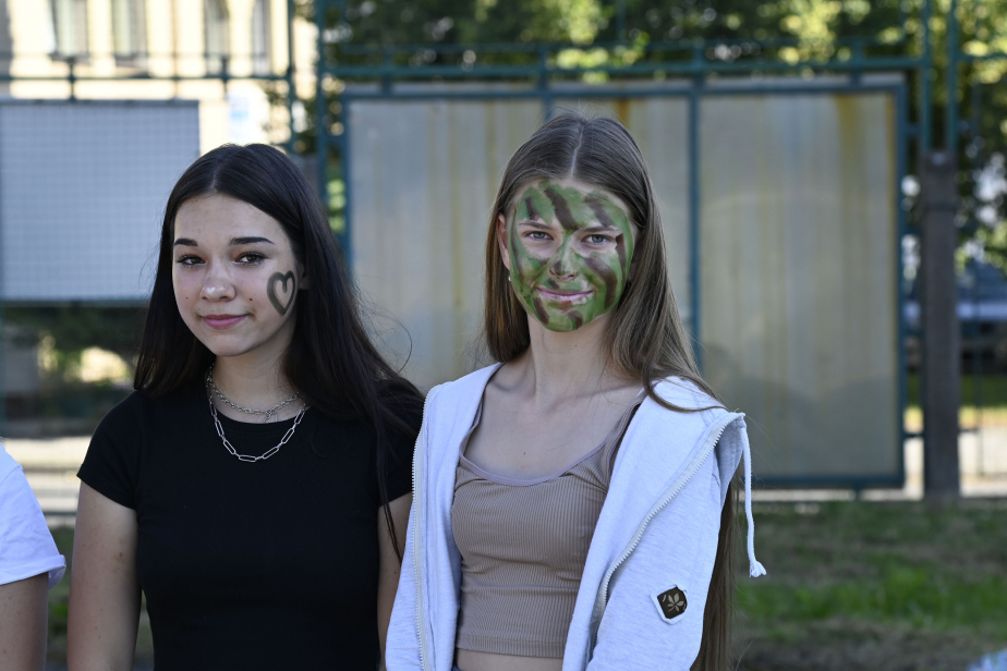 nejenom_zaci_prvniho_stupne_si_uzivali_maskovani_vojenskymi_barvami_na_oblicej.jpg