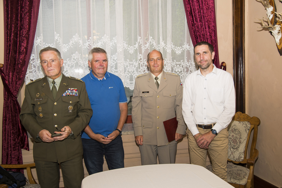 spolecna_fotografie_po_podpisu_realizacni_dohohy_a.jpg