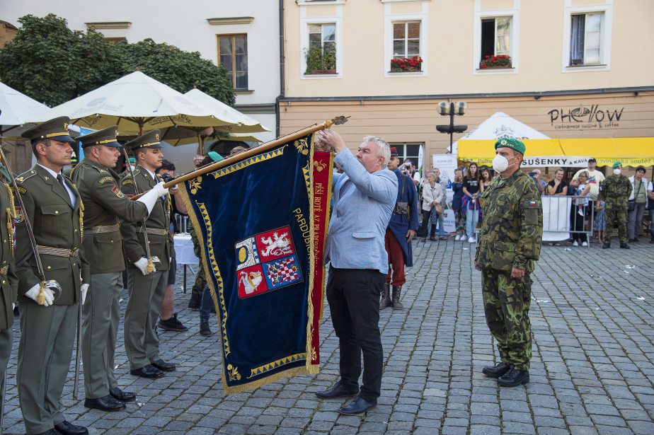 zastupce_pardubickeho_kraje_radni_miroslav_krcil_soucasne_pri_teto_prilezitosti_dekoroval_prapor_stuhou.jpg
