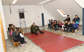 Vojenský instruktor boje zblízka učí děti, jak křičet o pomoc