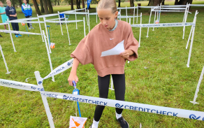 Jedno z dalších soutěžních stanovišť byl orientační běh formou labyrintu