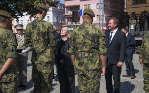 Pardubická pěší rota aktivní zálohy slaví 20 let. Ministryně vojáky ocenila