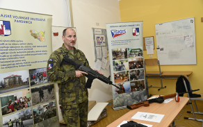 Vojáci na gymnáziu Suverénního řádu maltézských rytířů ve Skutči