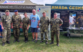 Místopředseda výboru pro obranu a poslanec PS PČR Jan Hofmann navštívil akci Friends Fest