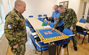 Slavnostní převzetí praporu KVV Pardubice od firmy Velebný & Fam
