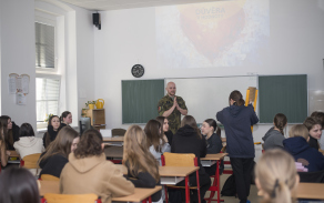 Vojáci studentům přibližují, jak být připraveni na krizové situace