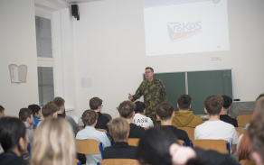 Vojáci studentům přibližují, jak být připraveni na krizové situace