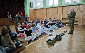 Vojáci studentům přibližují, jak být připraveni na krizové situace