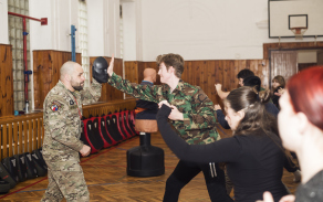 Vojáci studentům přibližují, jak být připraveni na krizové situace