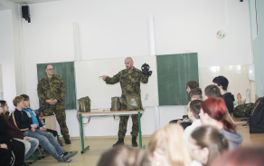 Vojáci studentům přibližují, jak být připraveni na krizové situace