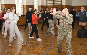 Vojáci studentům přibližují, jak být připraveni na krizové situace