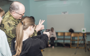 Vojáci studentům přibližují, jak být připraveni na krizové situace