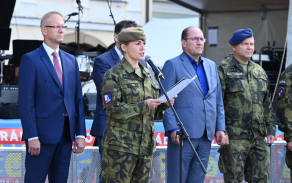 Slavnostní nástup na Pernštýnském náměstí: prapor, ocenění i podpora veřejnosti