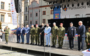 Slavnostní nástup na Pernštýnském náměstí: prapor, ocenění i podpora veřejnosti