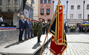 Slavnostní nástup na Pernštýnském náměstí: prapor, ocenění i podpora veřejnosti