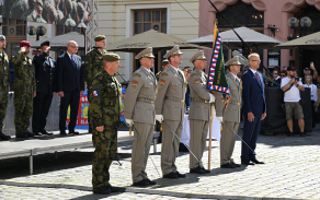 Slavnostní nástup na Pernštýnském náměstí: prapor, ocenění i podpora veřejnosti