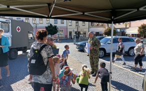 Vojáci z Krajského vojenského velitelství Pardubice podporují Český červený kříž na světových dnech první pomoci v kraji