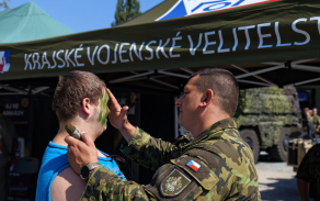 Vojáci z Krajského vojenského velitelství Pardubice podporují Český červený kříž na světových dnech první pomoci v kraji