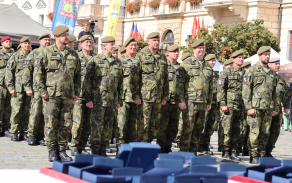Slavnostní nástup na Pernštýnském náměstí: prapor, ocenění i podpora veřejnosti