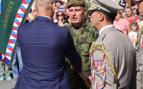 Slavnostní nástup na Pernštýnském náměstí: prapor, ocenění i podpora veřejnosti