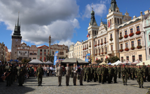 Slavnostní nástup na Pernštýnském náměstí: prapor, ocenění i podpora veřejnosti