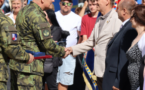 Slavnostní nástup na Pernštýnském náměstí: prapor, ocenění i podpora veřejnosti
