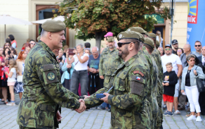 Slavnostní nástup na Pernštýnském náměstí: prapor, ocenění i podpora veřejnosti