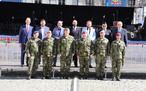 Slavnostní nástup na Pernštýnském náměstí: prapor, ocenění i podpora veřejnosti