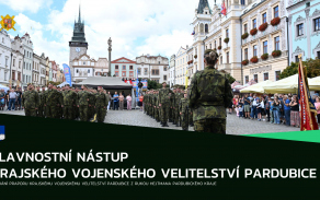 Slavnostní nástup na Pernštýnském náměstí: prapor, ocenění i podpora veřejnosti