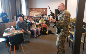 Vojáci z KVV Pardubice zavítali mezi členy Klubu vozíčkářů Trutnov