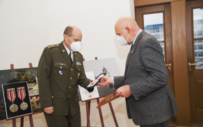 Vedoucí projektu Legionáři pro mládež a současně správce Zámečku Pardubičky – Larischova vila Ing. František Bobek předává pamětní medaili Československé obce legionářské řediteli Krajského vojenského velitelství Pardubice