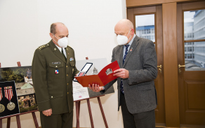 Vedoucí projektu Legionáři pro mládež a současně správce Zámečku Pardubičky – Larischova vila Ing. František Bobek předává pamětní medaili Československé obce legionářské řediteli Krajského vojenského velitelství Pardubice