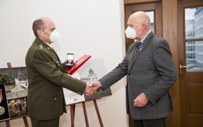 Vedoucí projektu Legionáři pro mládež a současně správce Zámečku Pardubičky – Larischova vila Ing. František Bobek předává pamětní medaili Československé obce legionářské řediteli Krajského vojenského velitelství Pardubice