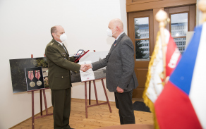 Vedoucí projektu Legionáři pro mládež a současně správce Zámečku Pardubičky – Larischova vila Ing. František Bobek předává pamětní medaili Československé obce legionářské řediteli Krajského vojenského velitelství Pardubice