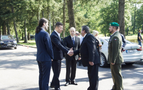 Vítání delegací na křižovatce v Památníku Ležáky společně se starostou obce Miřetice